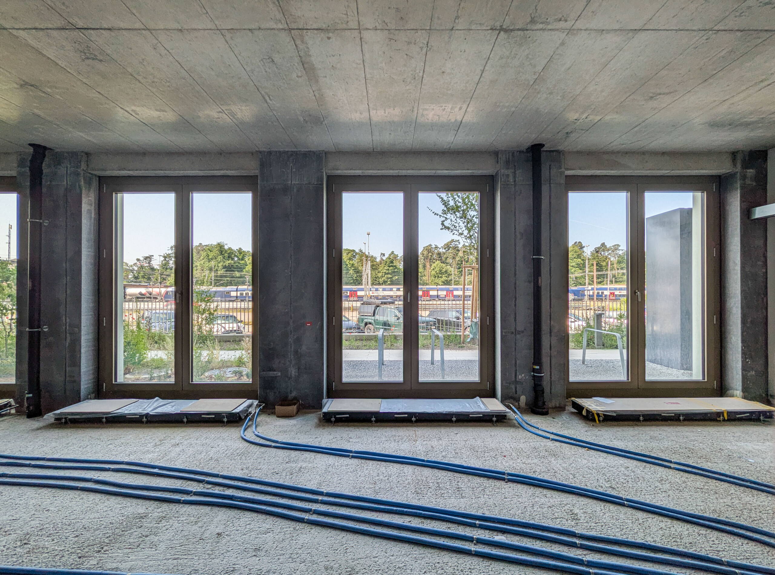 vitaone Rohbau EG vitaone Rohbau EG, Blick aus dem Fenster zum Bahnhof