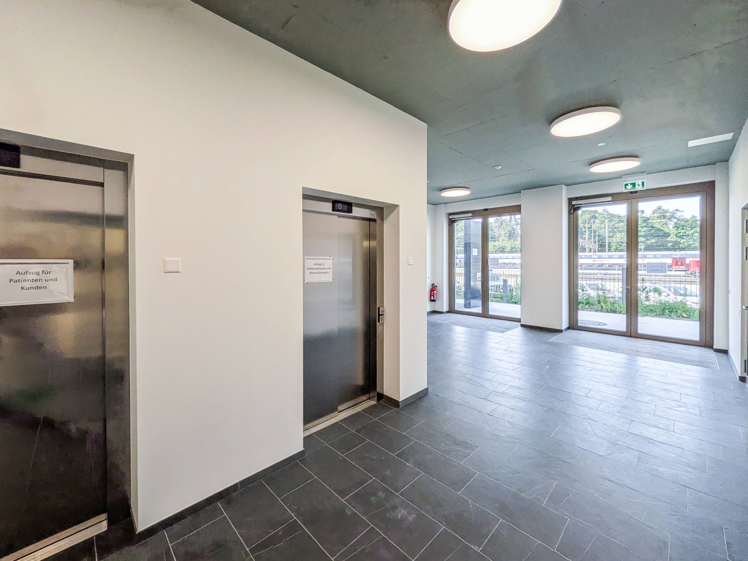 vitaone EG Eingangsbereich Innen mit Aufzug vitaone EG Eingangsbereich Innen mit Aufzug, Blick zum Bahnof