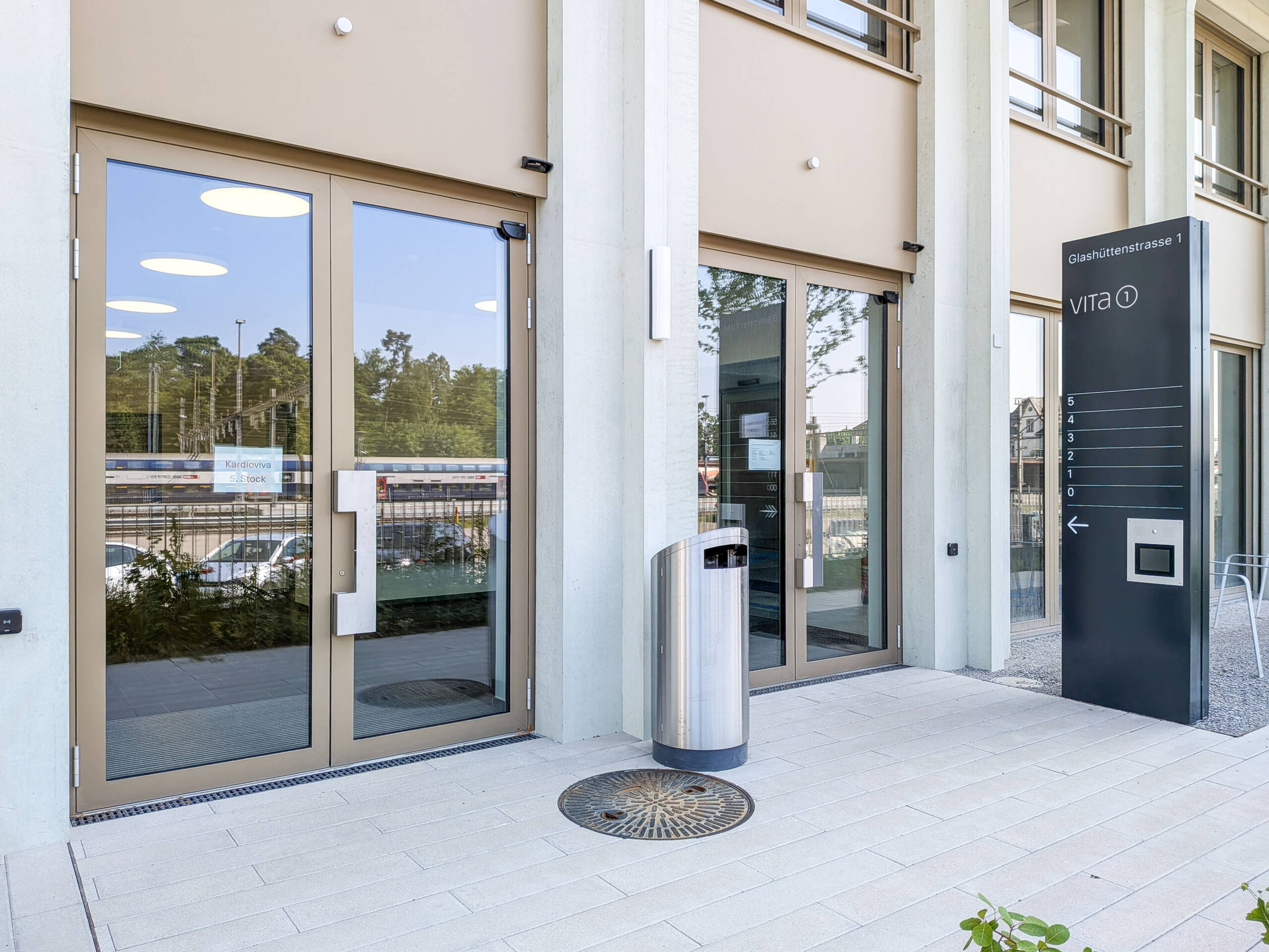 vitaone Eingang von Aussen vitaone Eingang von Aussen, Aussenansicht, Blick auf Türen